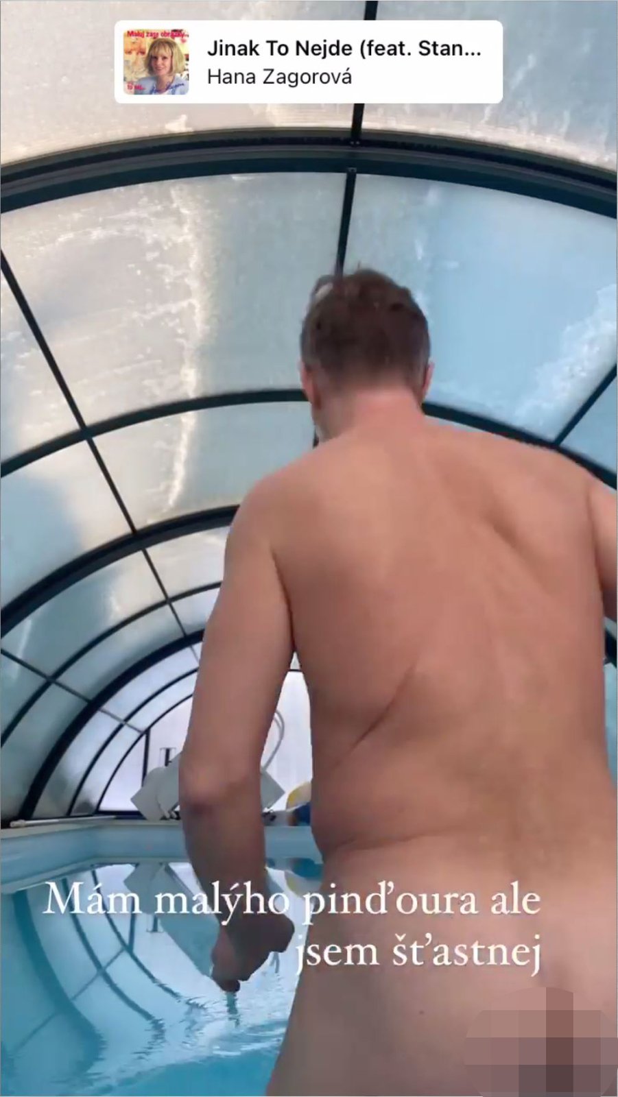 Jiří Langmajer jde nahý do bazénu.