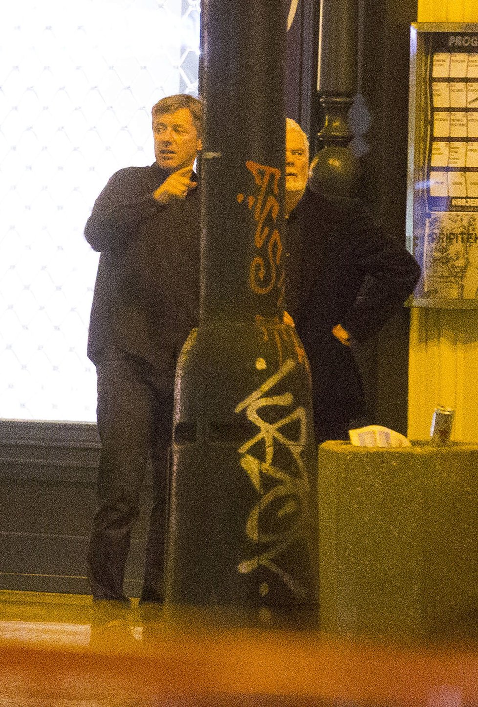 Jiří Langmajer před divadlem se svým otcem