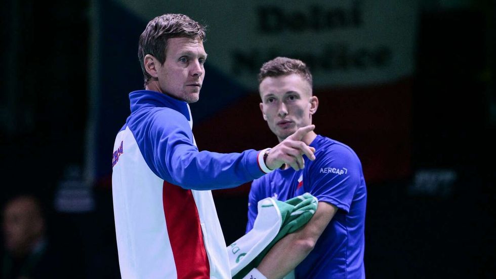 Tomáš Berdych s Jiřím Lehečkou během zápasu