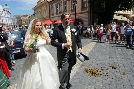 Svatbu si Jiří Lobkowitz s princeznou nenechali zkazit ani náměstím posetým koňskými koblihy.