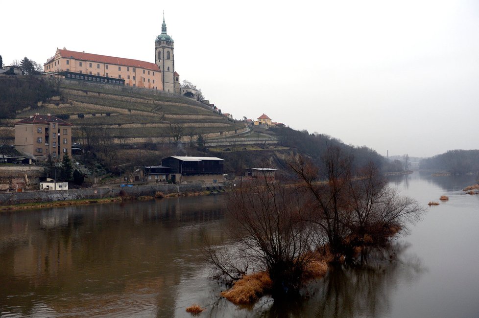 Mělnický zámek je postavený nad soutokem Labe s Vltavou