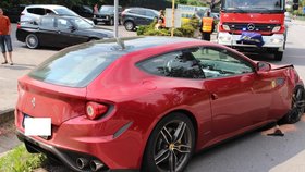 Rozbité Ferrari FF podnikatele Macha