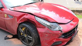 Na Ferrari FF podnikatele Macha je podle policie škoda 3 miliony.