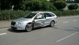 Jednu z nehod způsobil řidič Škody Superb.