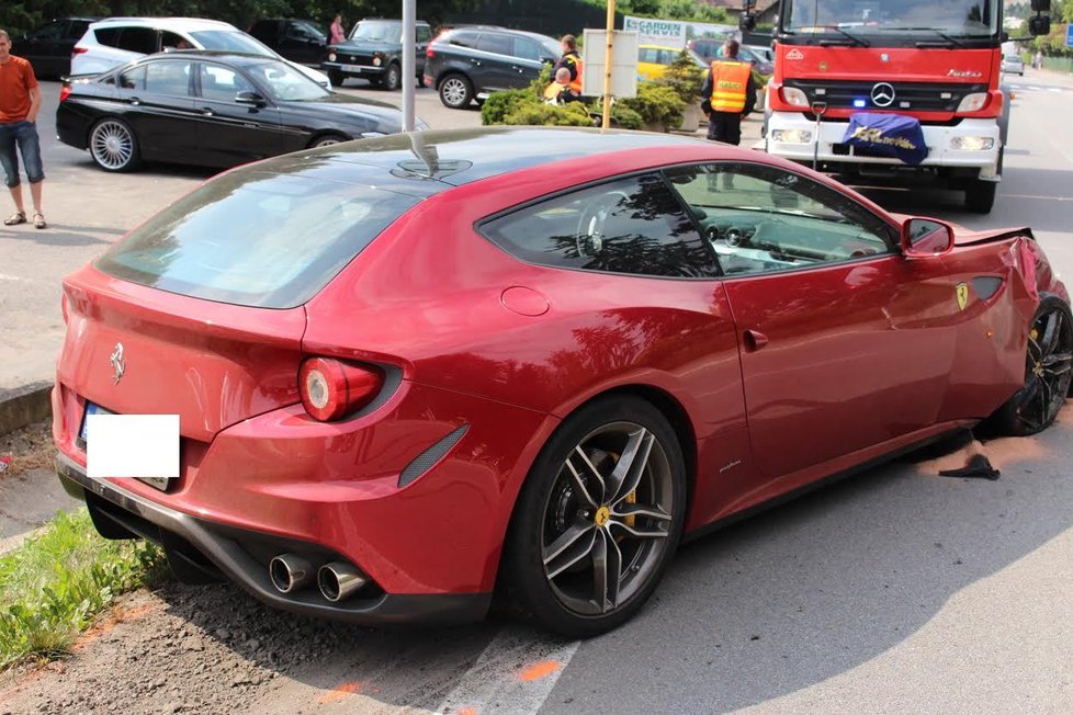 Starší nehody:Na Ferrari FF podnikatele Macha je podle policie škoda 3 miliony.