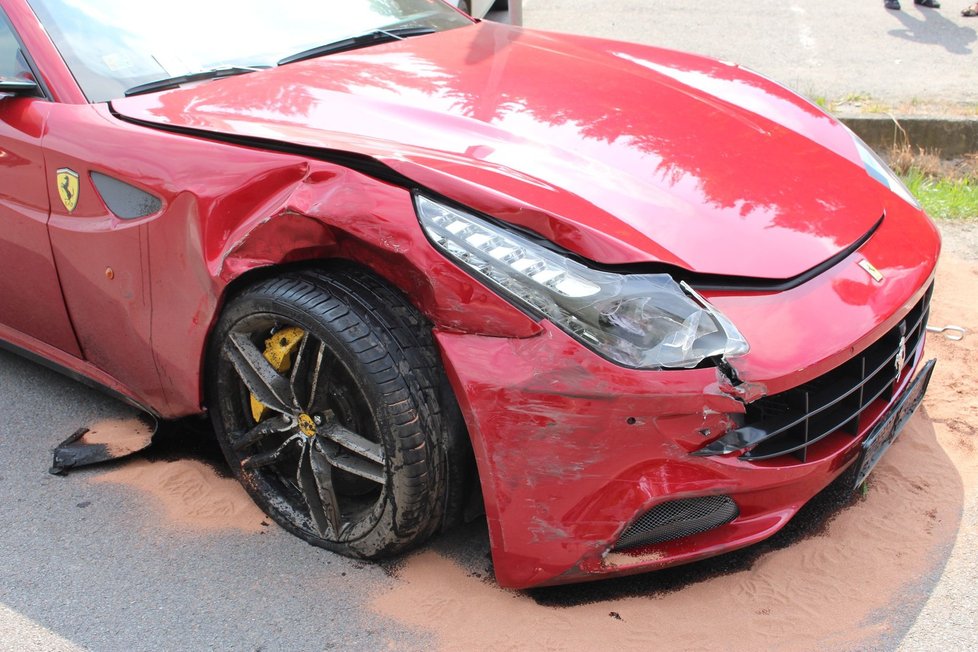 Starší nehody: Na Ferrari FF podnikatele Macha je podle policie škoda 3 miliony.