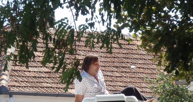 Velmi unavený Samotář sedí na střeše autobusu cestou do Rumunska na festival české kultury