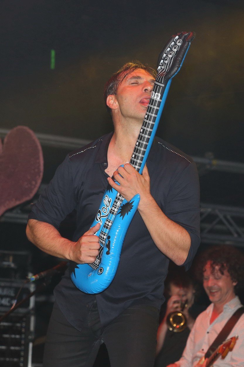 Jiří Macháček olizoval kytaru.