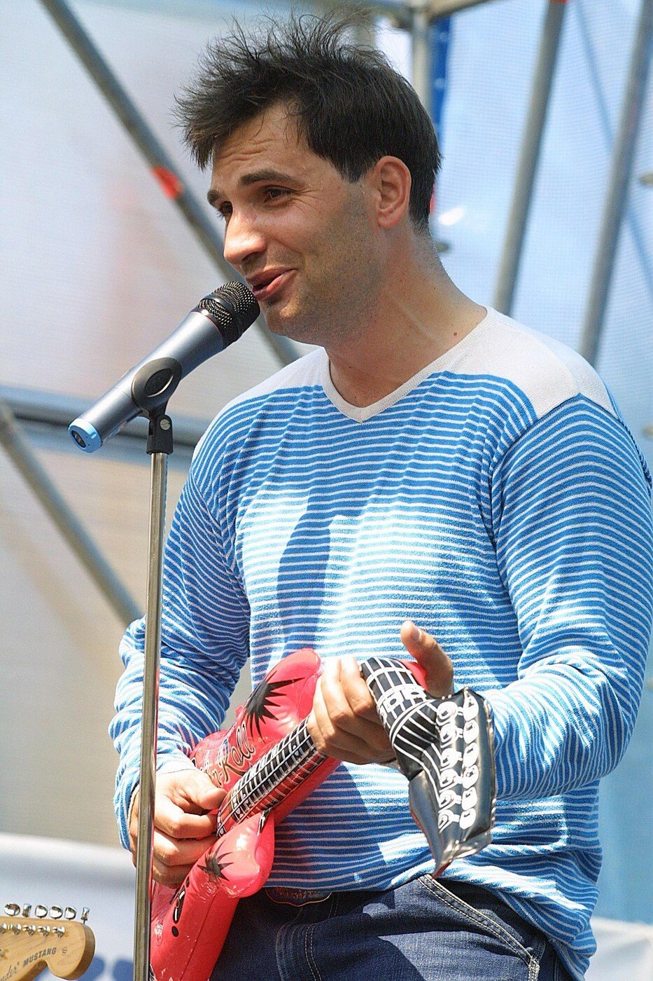 Jiří Macháček v roce 2001 při vystoupení s kapelou Mig 21