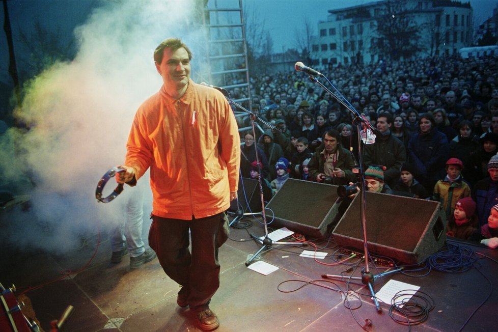 Jiří Macháček v roce 2001 při vystoupení s kapelou Mig 21