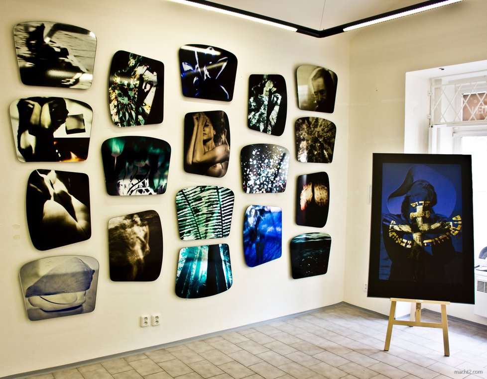 V tvorbě vizuálního umělce Jiřího Machta2 dominují nejrůznější pestrobarevné koláže a asambláže poskládané z fotografií.