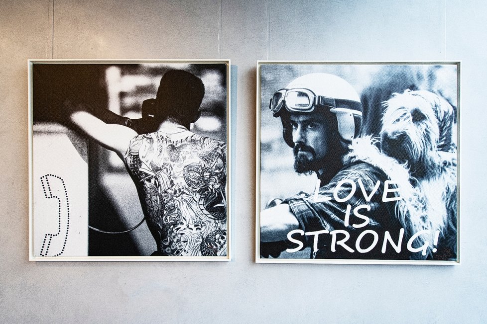 Kromě nejnovější tvorby se Jiří Macht2 prezentuje na výstavě i svými letitými kousky. Například fotografie Yakuza (nalevo) vznikla už v roce 1991. Love is Strong je z roku 2022)
