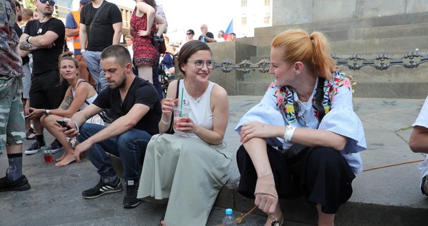 Jiří Mádl, Eva Josefíková a Iva Pazderková během demonstrace proti premiéru Babišovi a ministryni Benešové na Václavském náměstí (4. 6. 2019)
