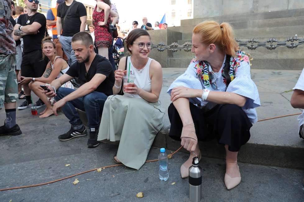 Jiří Mádl, Eva Josefíková a Iva Pazderková během demonstrace proti premiéru Babišovi a ministryni Benešové na Václavském náměstí (4. 6. 2019)