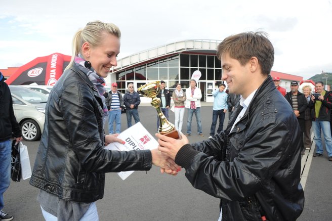 Jiří Mádl nám koncem září pomáhal při fi nále Nejlepšího českého řidiče. Laškoval se soutěžícími včetně nejlepší šoférky Zuzany Vejražkové, které předával i pohár za 1. místo v ženské části soutěže. Vyzkoušel si také doprovodné disciplíny jako slalom s brýlemi simulujícími ovlivnění člověka alkoholem a drogami.