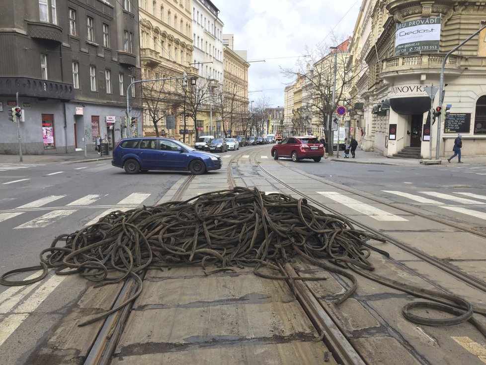 9:45 Náhradní autobusová linka X11 je plnější, než v ranních hodinách.