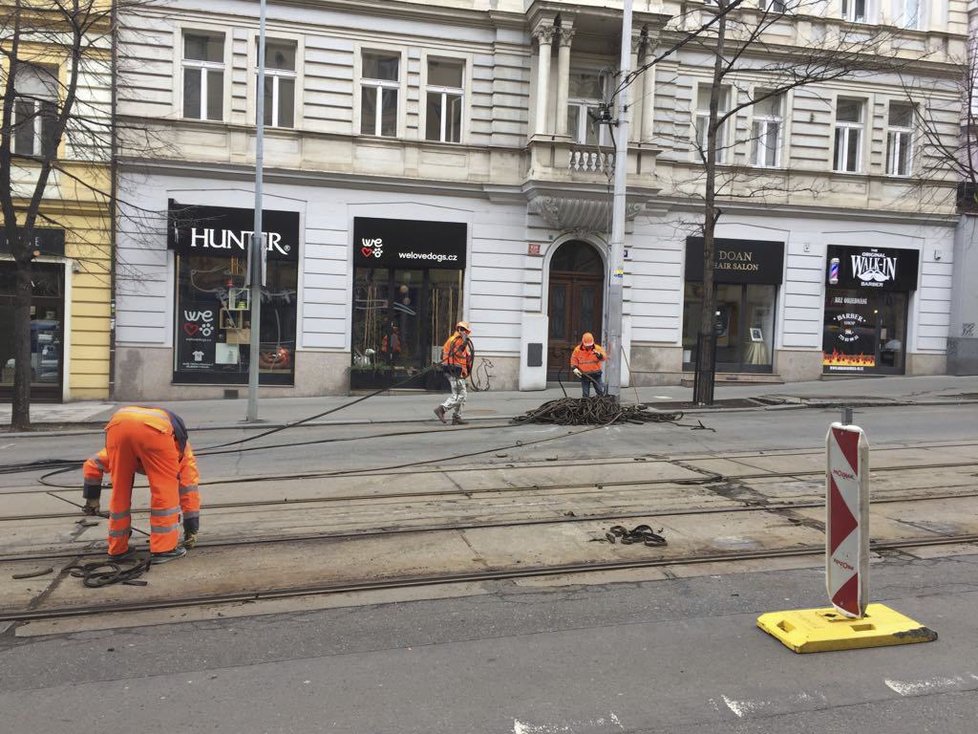 9:45 Náhradní autobusová linka X11 je plnější, než v ranních hodinách.