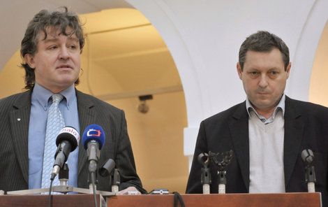Jiří Maštálka (vpravo) se stranickým kolegou Jiřím Dolejšem.