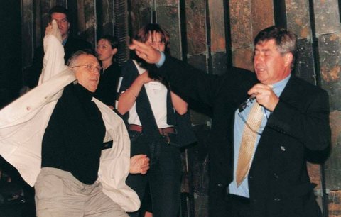 Retro bizár týdne: Mrkněte, jak Menzel seřezal ve Varech svého kolegu!