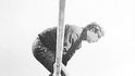 1967. Menzel při tréninku na provazochodce během natáčení filmu Rozmarné léto.