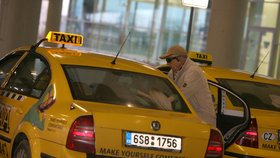 8:25 - Režisér jede v jiném taxiku než jeho milenka.