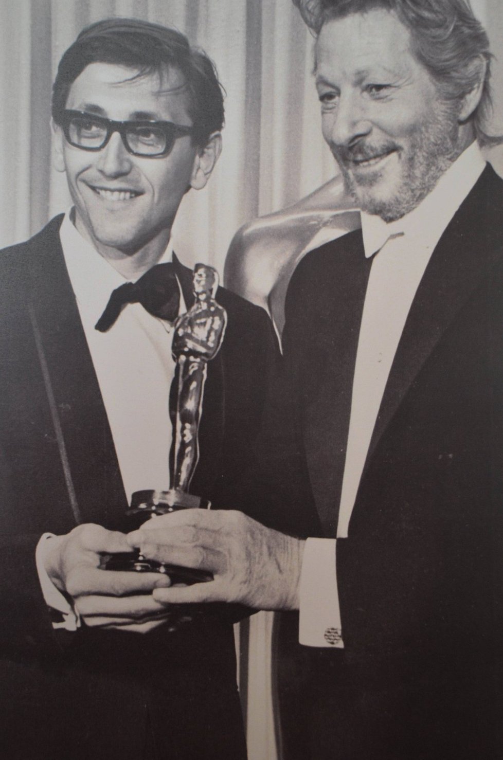 Jiří Menzel při přebírání Oscara v roce 1967.