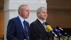 Šéf poslaneckého klubu KDU-ČSL Jiří Mihola (vlevo) na tiskovce ve Sněmovně promluvil i o novele zákona o elektronické komunikaci