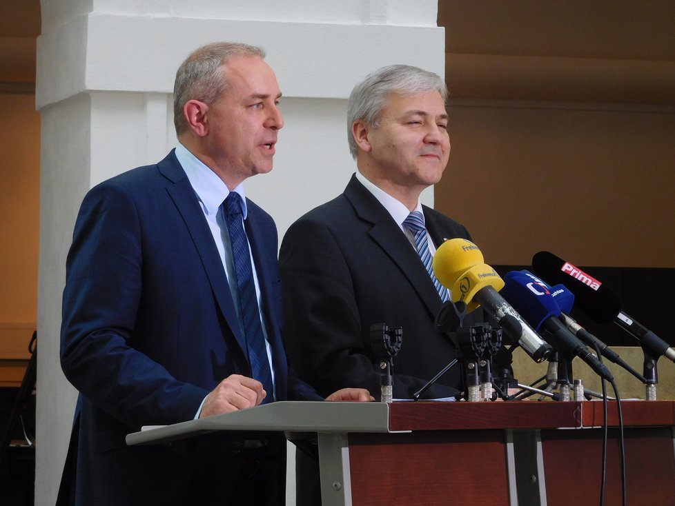 Šéf poslaneckého klubu KDU-ČSL Jiří Mihola (vlevo) na tiskovce ve Sněmovně promluvil i o novele zákona o elektronické komunikaci