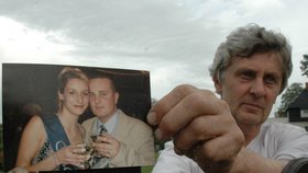 Otec zastřeleného Jiřího s fotografií zamilovaného páru