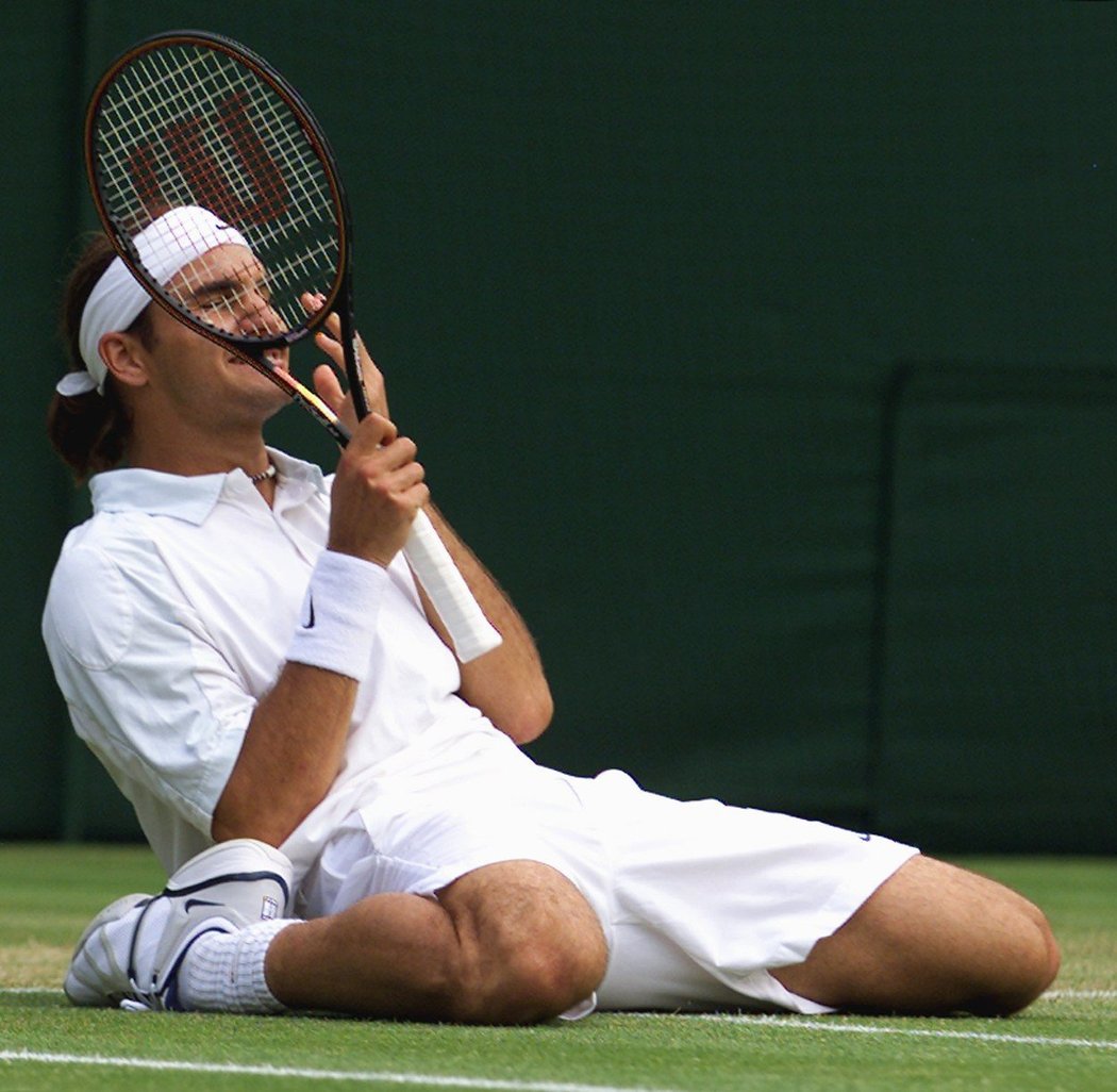 Roger Federer v osmifinále Wimbledonu v roce 2001 vyřadil favorita favoritů Peta Samprase