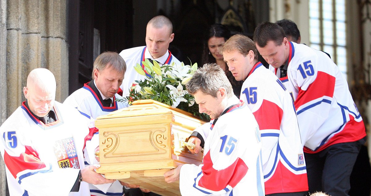 Parťáci z bývalých Markových týmů vynášejí jeho rakev. Jiří Novotný, Pavel Janků, David Nosek, Miroslav Gureň, Karel Pilař a Petr Ton.