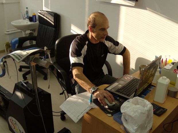 Sportovní biochemik Mgr. Jiří Novotný ve své kanceláři v Praze Sportovní biochemik Mgr. Jiří Novotný ve své kanceláři v Praze