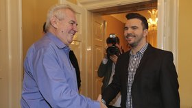 Miloš Zeman se s reportérem Davidem Vaníčkem srdečně přivítal.
