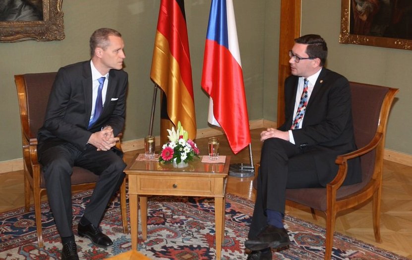 Zemanův mluvčí Jiří Ovčáček přijal na Hradě šéfa bavorské AfD a českého rodáka Petra Bystroně.