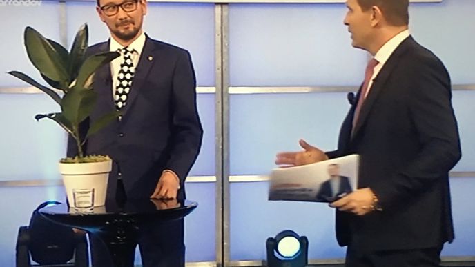 Zemanův mluvčí Jiří Ovčáček si do debaty na TV Barrandov přinesl fíkus