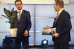 Zemanův mluvčí Jiří Ovčáček si do debaty na TV Barrandov přinesl fíkus