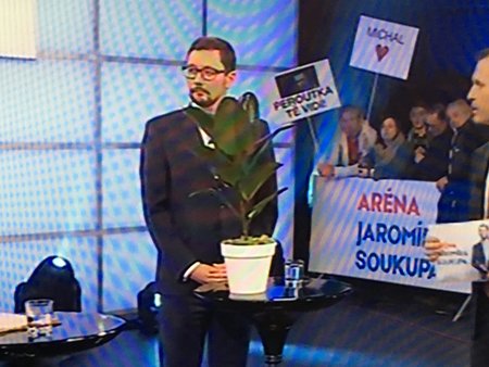 Zemanův mluvčí Jiří Ovčáček si do debaty na TV Barrandov přinesl fíkus