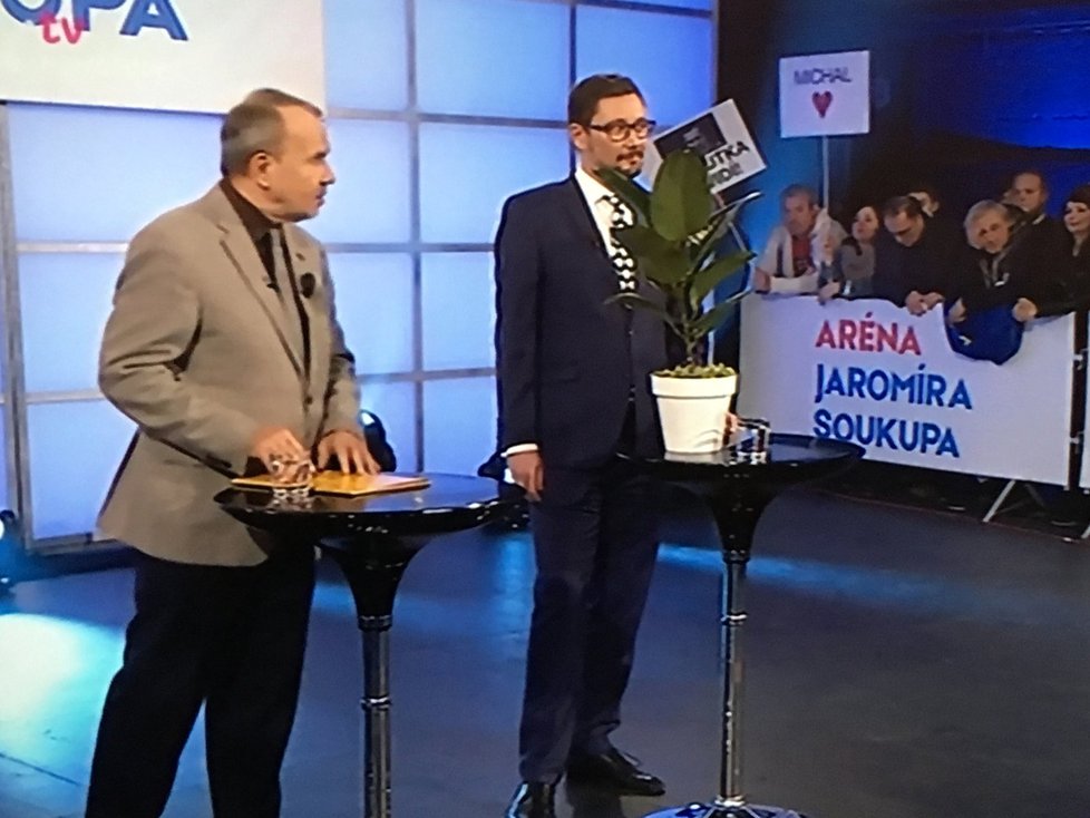 Zemanův mluvčí Jiří Ovčáček si do debaty na TV Barrandov přinesl fíkus.