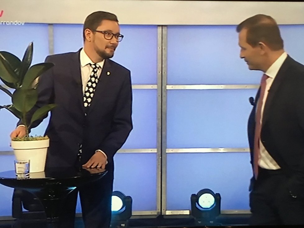 Zemanův mluvčí Jiří Ovčáček si do debaty na TV Barrandov přinesl fíkus.