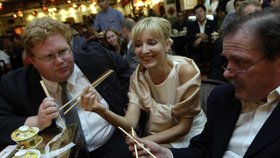 S Paroubkem v roce 2005 byla v Číně i jeho současná manželka Petra.