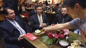 Jiří Paroubek v Číně ještě coby premiér. Psal se rok 2005.