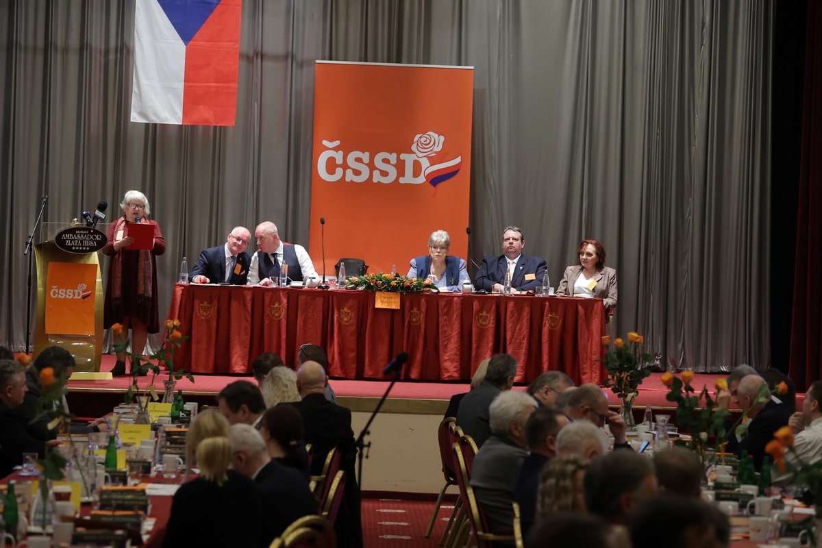 Mimořádného sjezdu Paroubkovy ČSSD - České suverenity sociální demokracie - se zúčastnil i Miloš Zeman (17.2.2024)