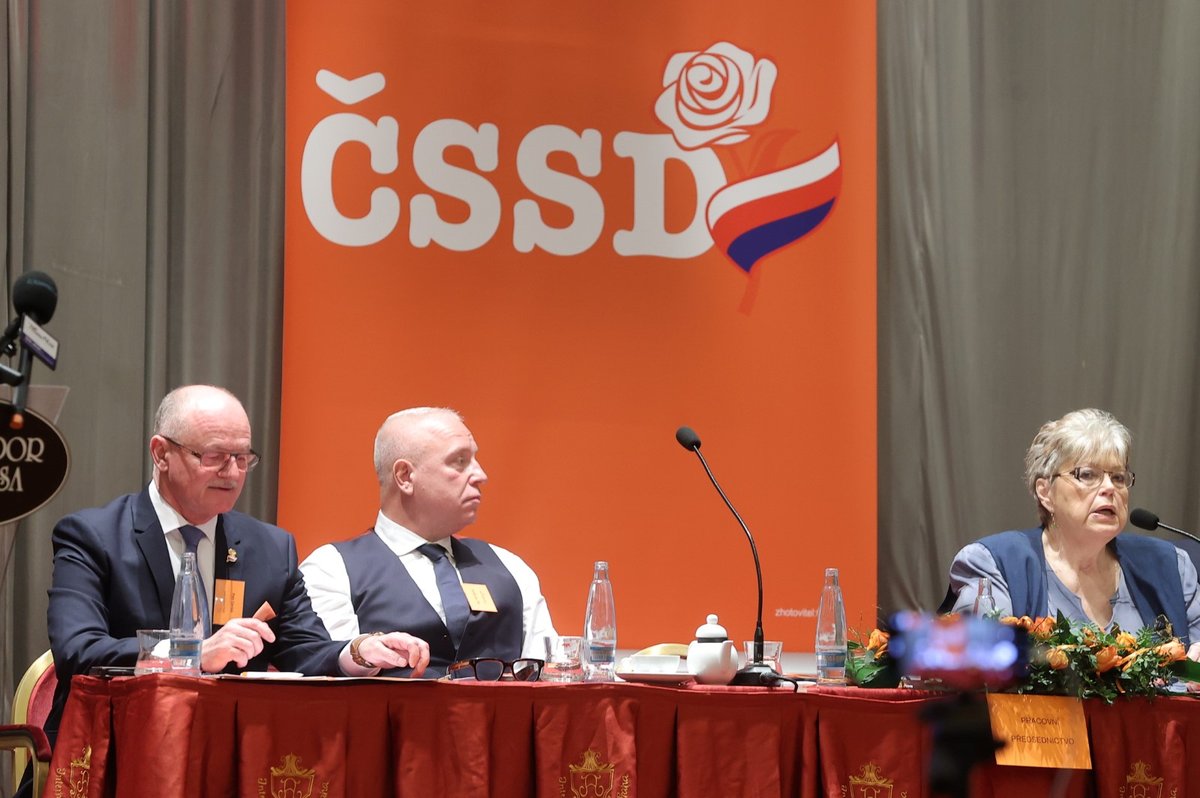 Mimořádného sjezdu Paroubkovy ČSSD - České suverenity sociální demokracie - se zúčastnil i Miloš Zeman (17.2.2024)