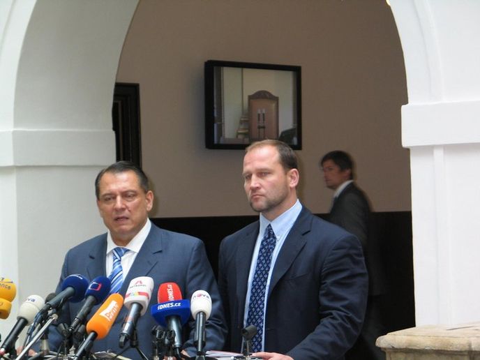 Jiří Paroubek dnes dopoledne ve sněmovně označil únik fotografií Davida Ratha z vězení za zločin
