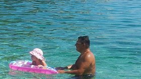 Jiří Paroubek na dovolené: Učí plavat svou dcerku Margaritu (3)