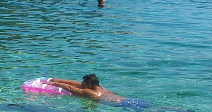 S matrací do Ithaky jezdí: Jiří Paroubek učil dceru splývat na řecké dovolené