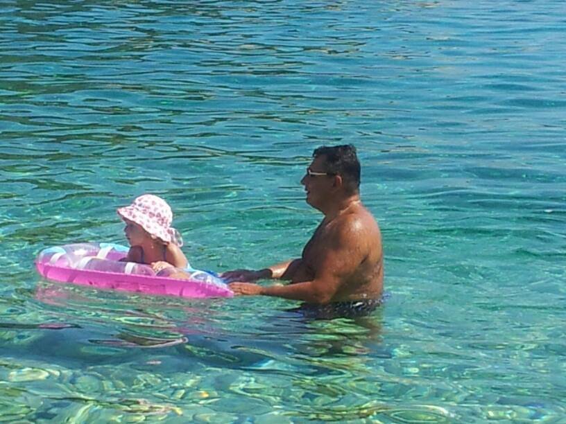Jiří Paroubek na dovolené: Učí plavat svou dcerku Margaritu