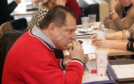 Nejvíce si expremiér pochutnal na kalorickém hamburgeru.