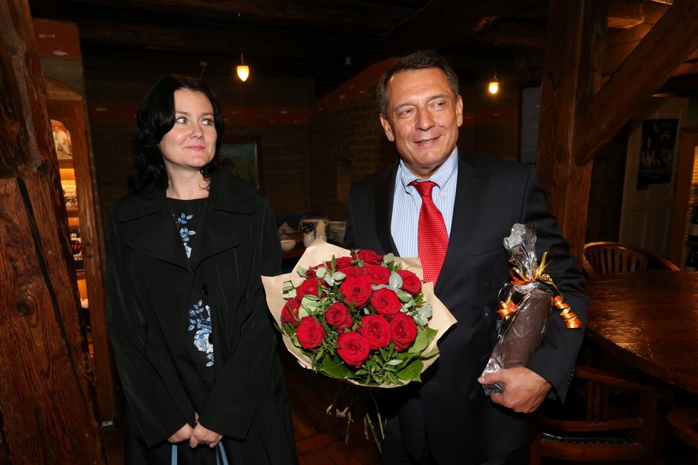 Expremiér Jiří Paroubek s partnerkou Gabrielou Kalábkovou