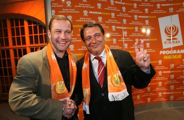 Jiřímu Paroubkovi gratuluje i hokejista Jiří Šlégr Jiřímu Paroubkovi gratuluje i hokejista Jiří Šlégr